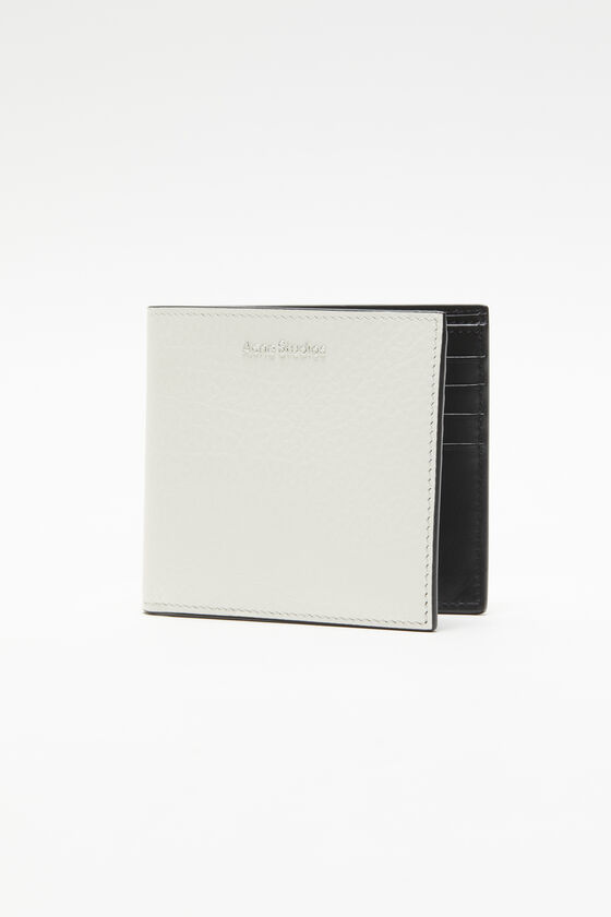 (image for) User-Centric Folded leather wallet